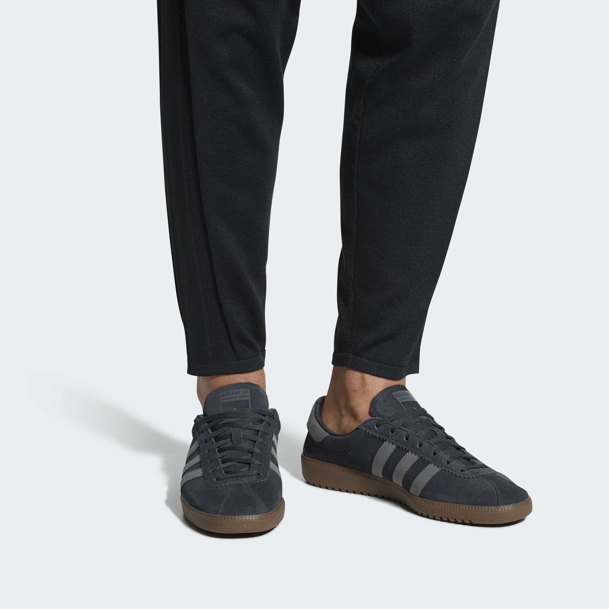 adidas-originals-bermuda-low-black-brown-cq2781-qhuen.jpeg