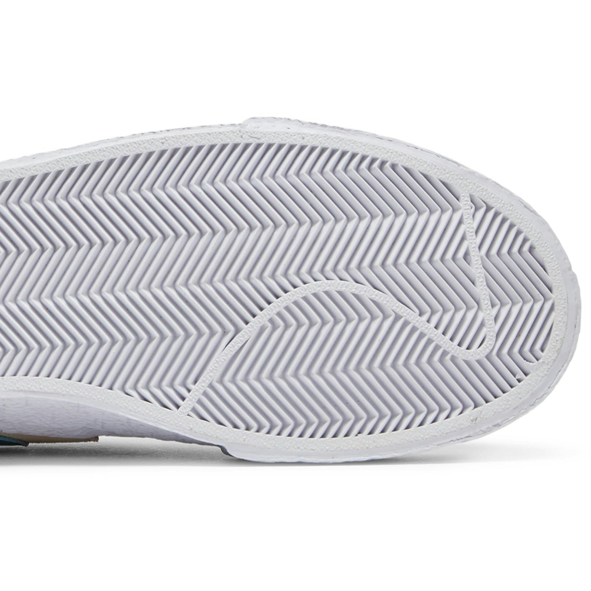 kaws-x-sacai-x-nike-blazer-low-reed-dm7901-200-nicesnk-6qsmw.jpeg
