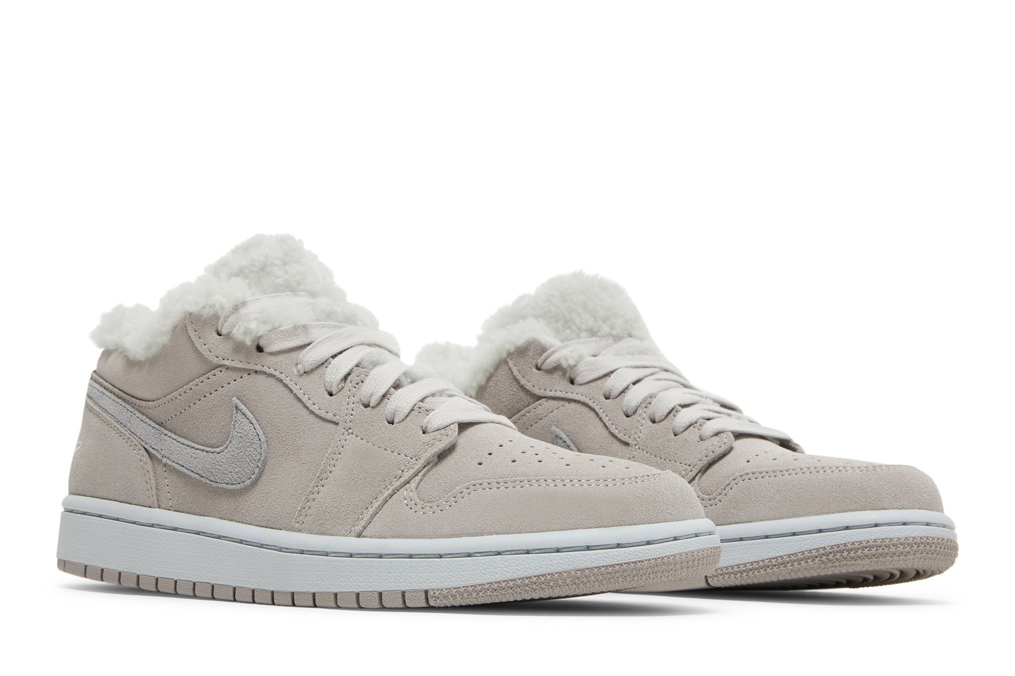 women-air-jordan-1-low-se-sherpa-fleece-do0750-002-ldzrg.jpeg