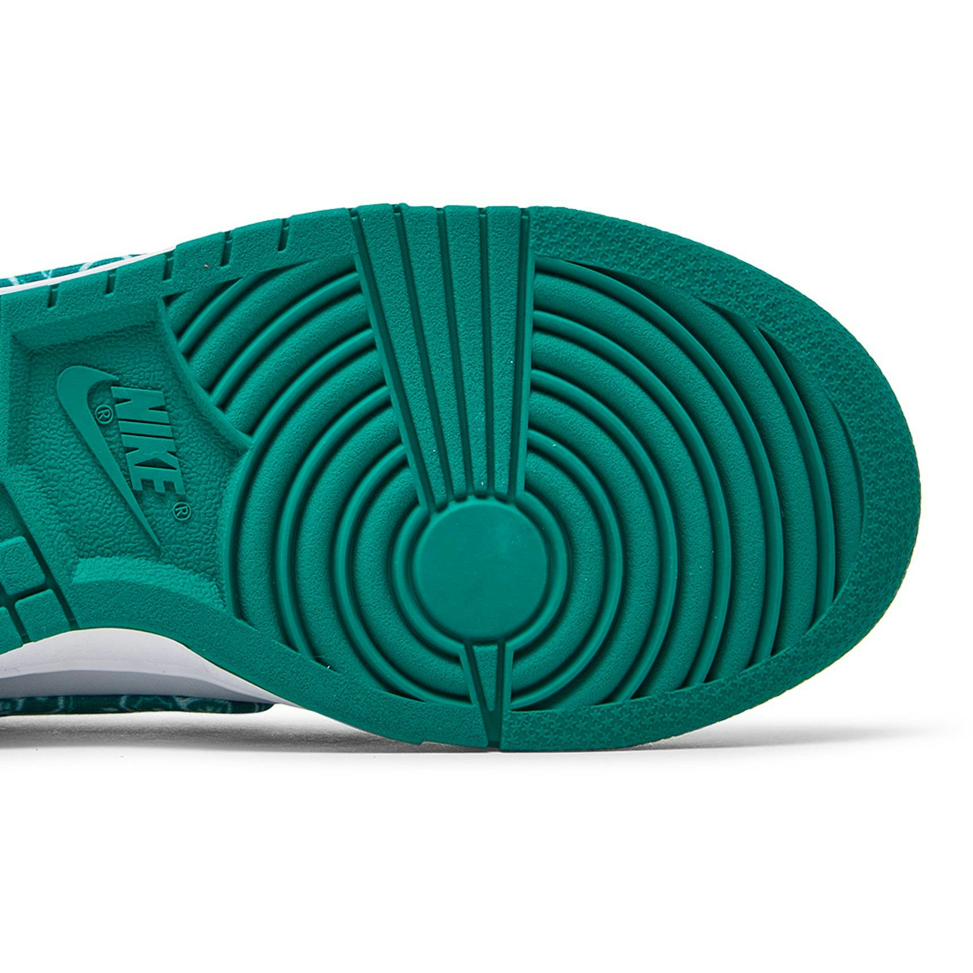 women-nike-dunk-low-green-paisley-dh4401-102-uvrve.jpeg